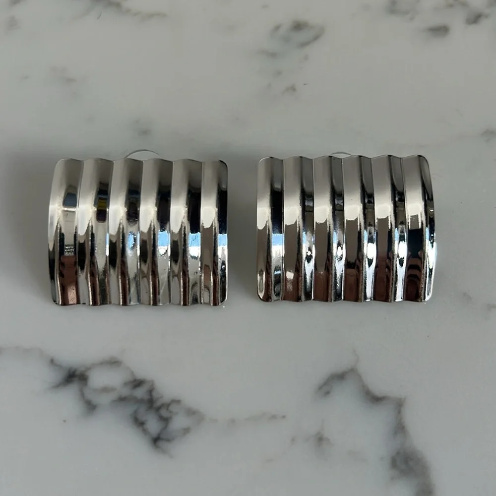 Silver square earrings with waves - Picture 2 of 4